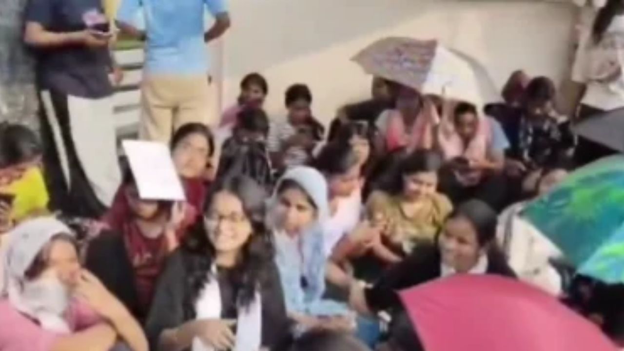झारखंड की सेंट्रल यूनिवर्सिटी में मेस शुल्क बढ़ोतरी पर छात्र भूख हड़ताल; पारदर्शी व्यवस्था की मांग