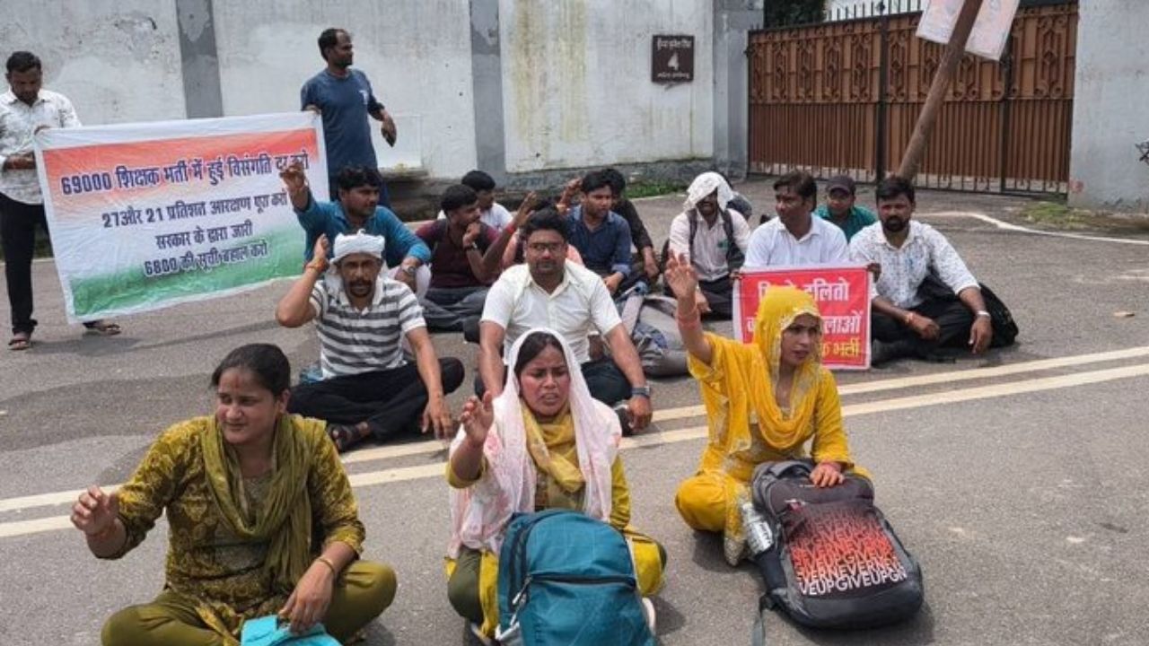 4 साल पहले लिस्ट जारी, फिर भी नौकरी नहीं! 69000 शिक्षक भर्ती के अभ्यर्थी फिर सड़कों पर, दी भूख हड़ताल की चेतावनी
