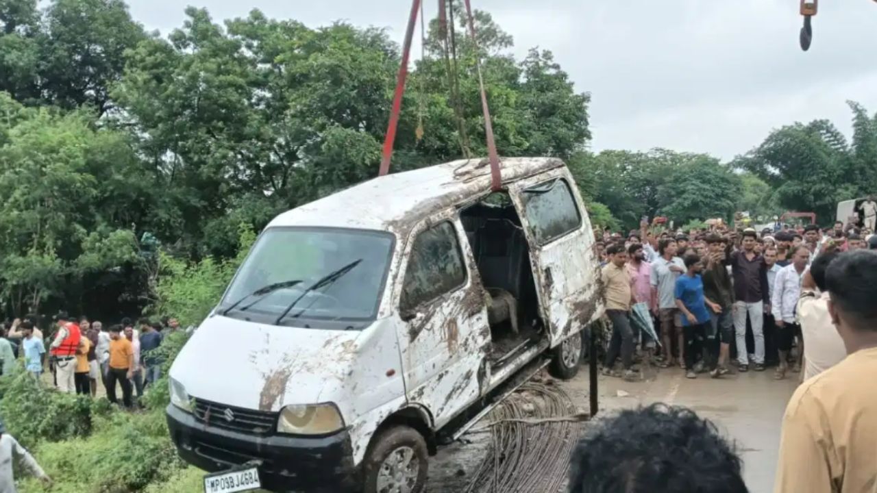 MP Accident: राजगढ़ में ऐसा क्या हुआ? जो एक साथ उठीं 9 लोगों की लाशें, हादसा का कारण जानकर आपकी आंखों से आ जाएंगे आंसू