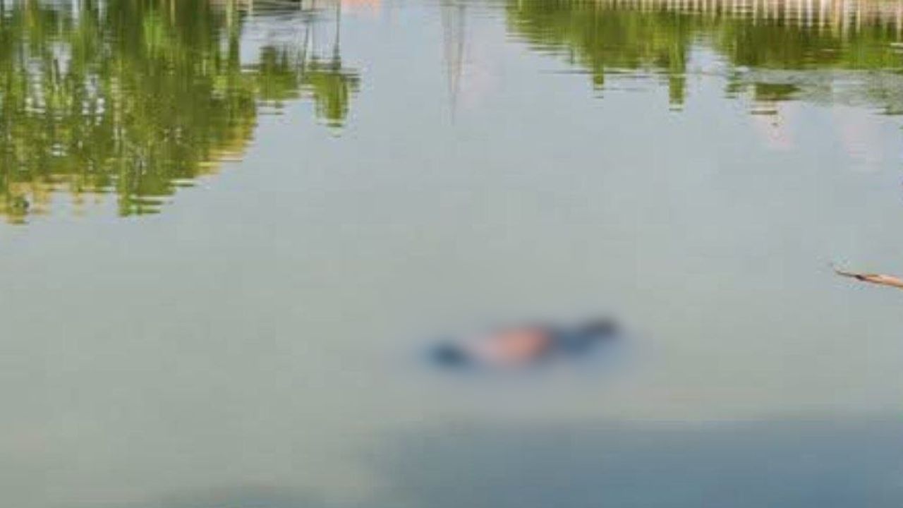 Maharajganj News: अमृत सरोवर में दिखा महिला का शव, खबर फैलते ही मौके पर उमड़ी भीड़; मौत की वजह बनी पहेली