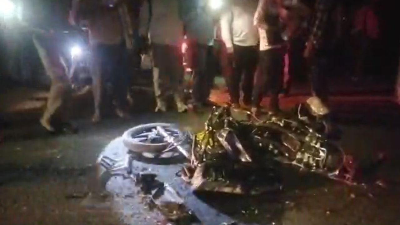 Maharajganj News: जन्मदिन मनाने निकले थे 4 युवक, रास्ते में मौत ने रोका रास्ता! डंपर की चपेट में आकर चारों की दर्दनाक मौत