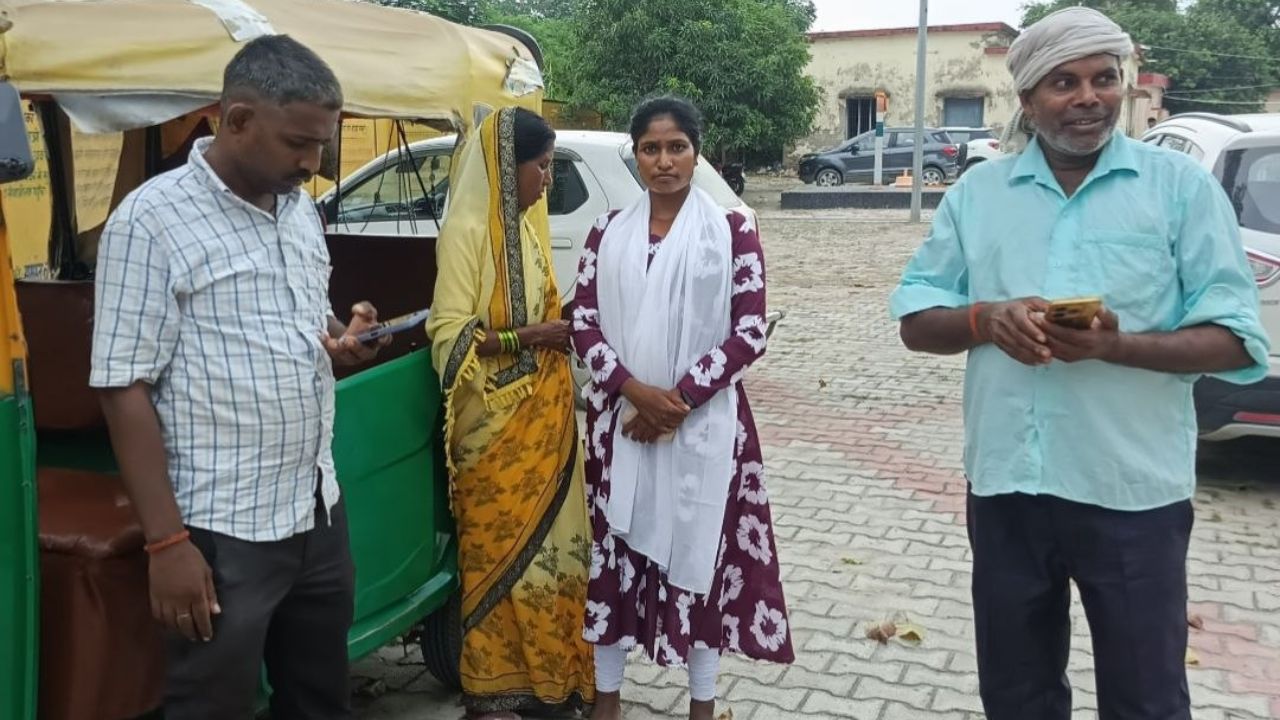 शादी हुई, पर्चा जमा हुआ… लेकिन सामान के लिए अब तक ब्लॉक के चक्कर! महराजगंज में बड़ा सवाल
