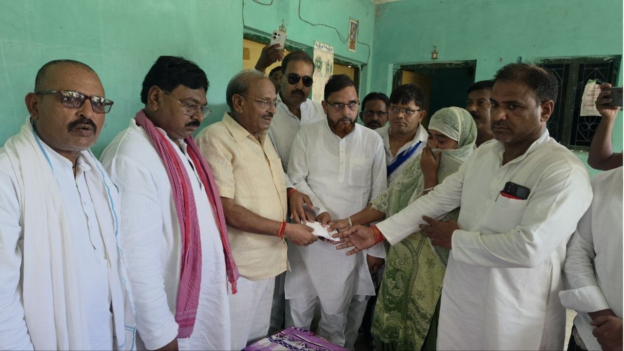 Maharajganj: हकामुद्दीन की संदिग्ध मौत; पूर्व मंत्री सुशील टिबड़ेवाल ने अखिलेश यादव की ओर से पीड़ित परिजनों को सौंपी आर्थिक मदद