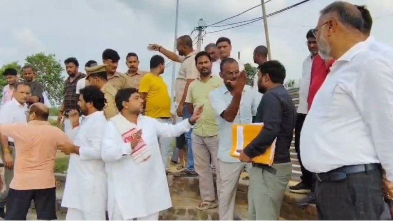 Maharajganj News: अमृत सरोवर जांच में हंगामा, मृतक बच्चों के परिजनों ने JE को घेरा, अधिकारियों के सामने भड़का गुस्सा