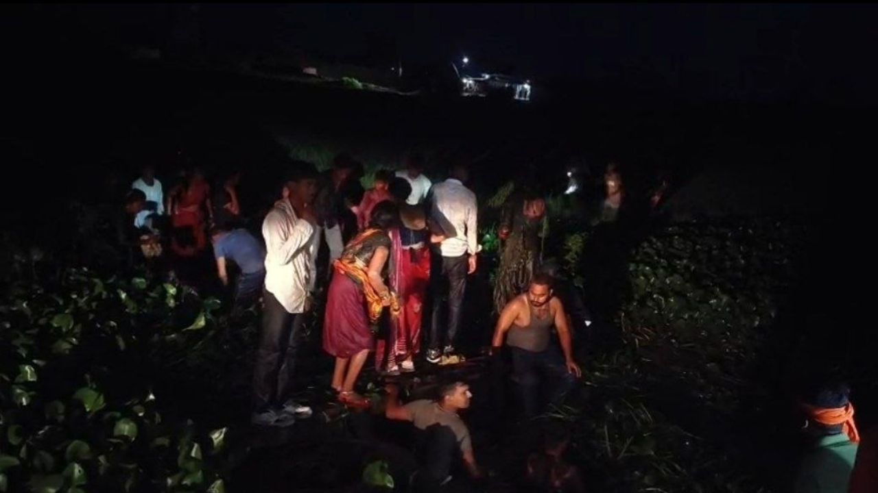 महराजगंज में बड़ा हादसा: श्रद्धालुओं से भरी ट्रैक्टर-ट्रॉली नहर में पलटी, मची चीख-पुकार; बाल-बाल बचे 50 लोग