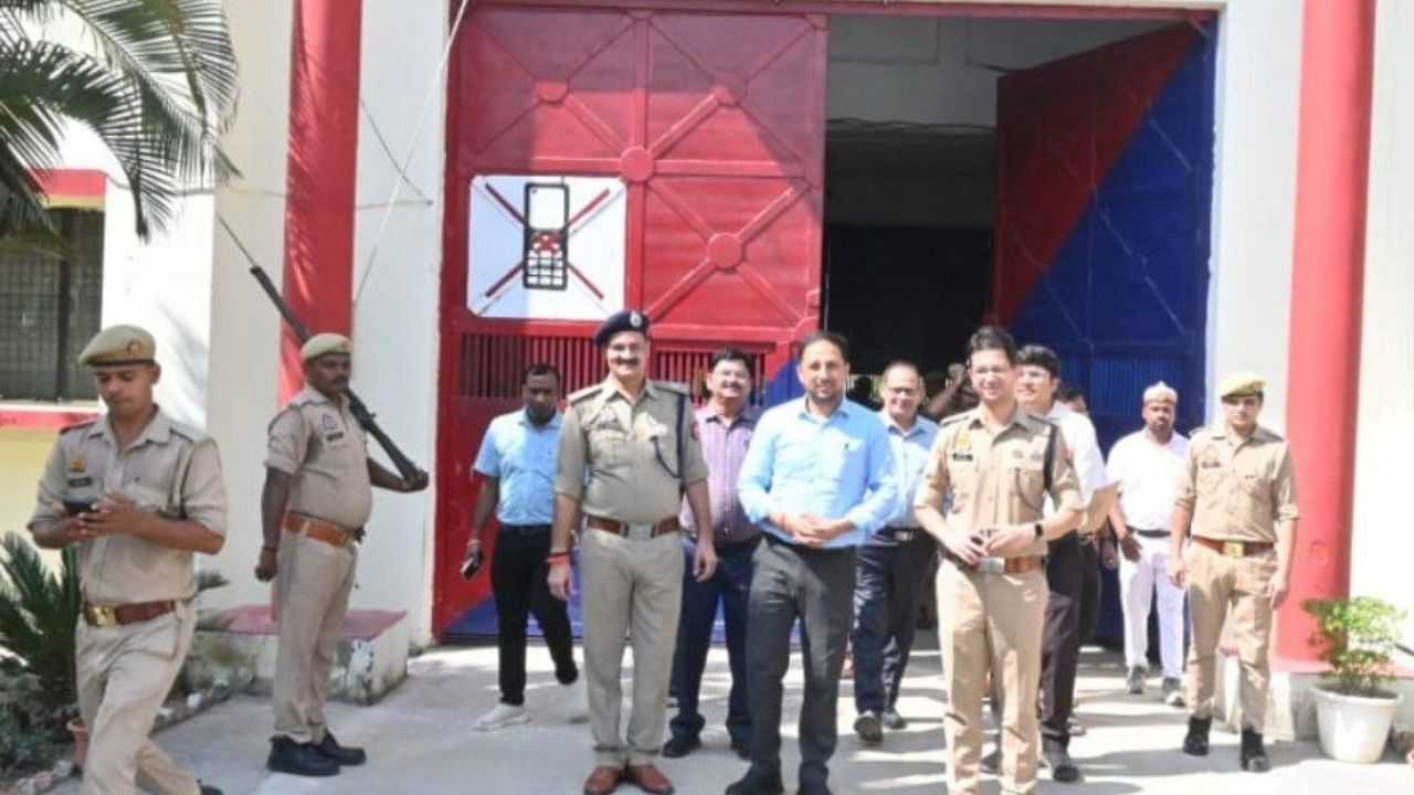 महराजगंज जेल में अचानक पहुंच गए DM-SP, बैरकों की गहन तलाशी से मचा हड़कंप; फिर दिए ये सख्त निर्देश