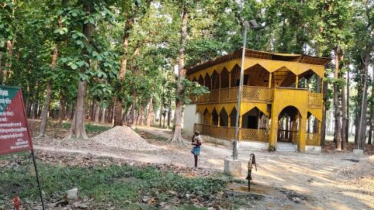 महराजगंज में खतरे के साए में गुजर रहे लोग, जर्जर भवन कभी भी बन सकता है मौत का कारण