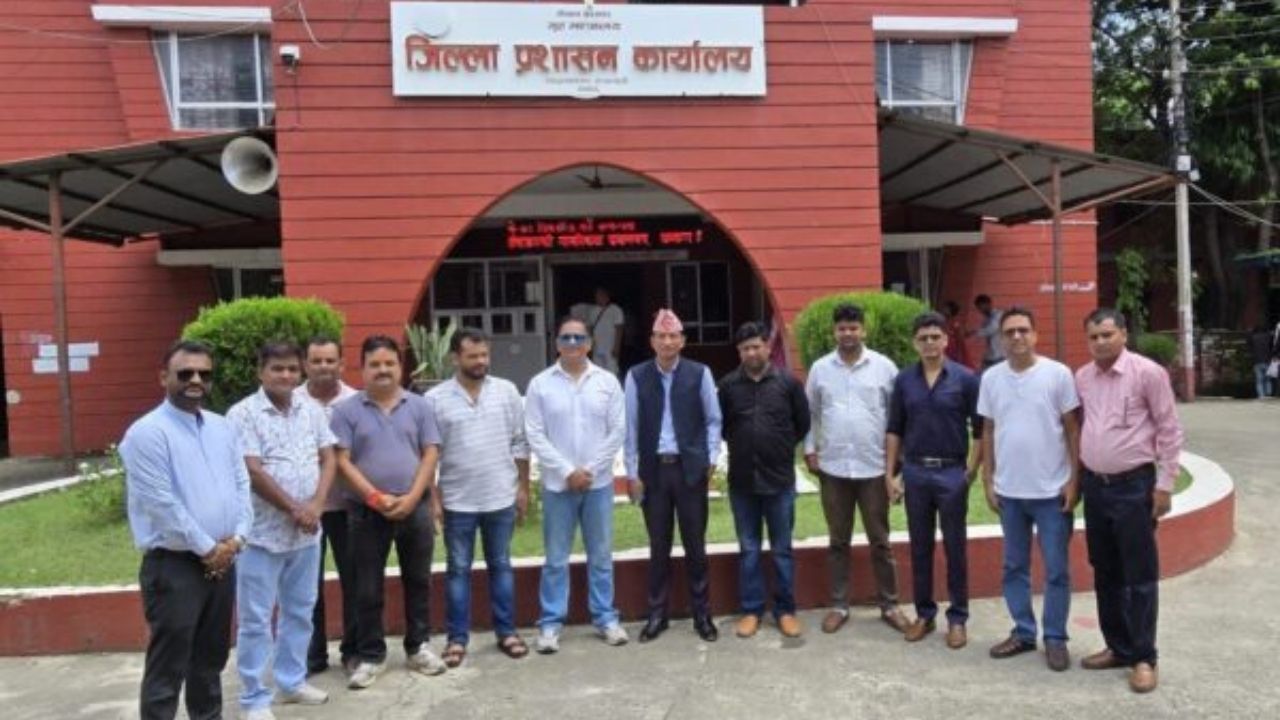 आपदा में सीमाएं नहीं रोकतीं मदद के हाथ, महराजगंज के पत्रकारों ने नेपाल को सौंपी 51 हजार की मदद