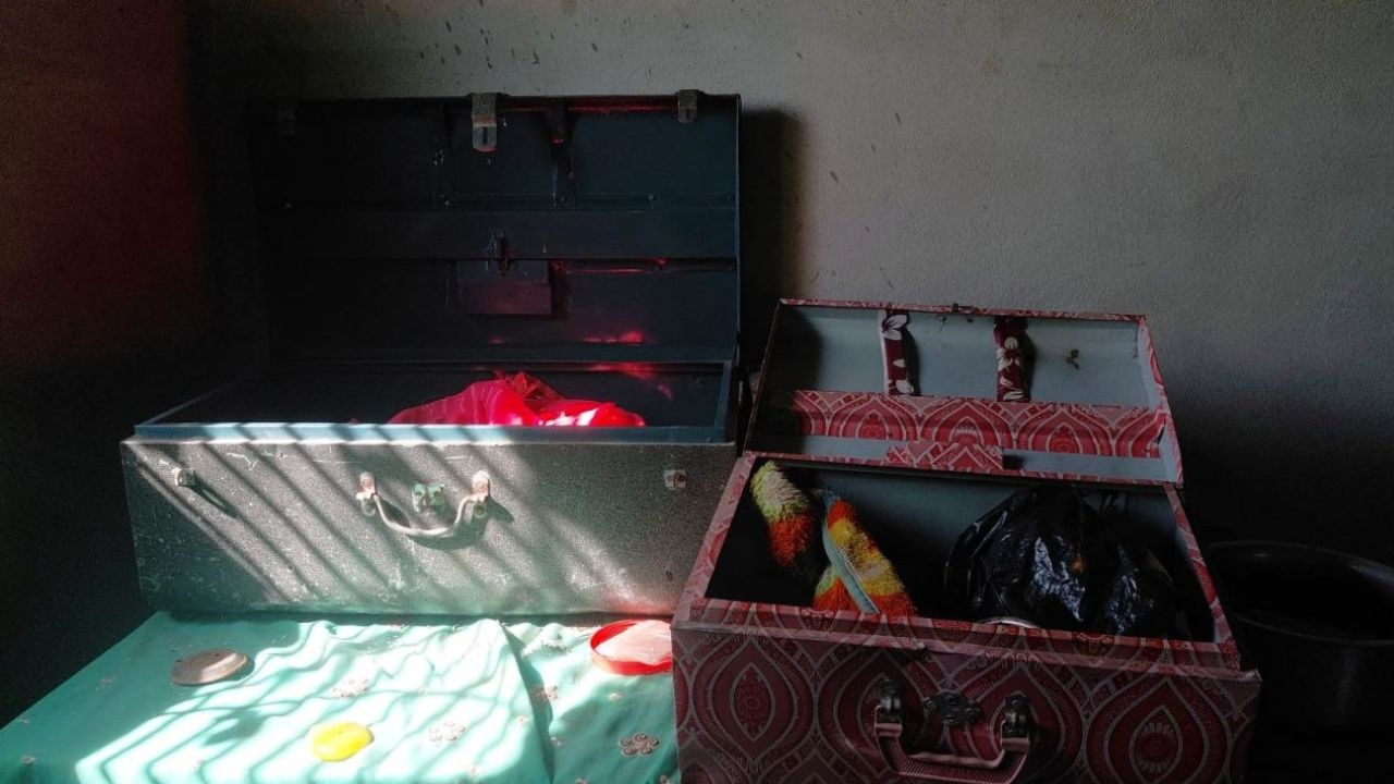 Maharajganj News: अयोध्या दर्शन करने गया था परिवार, पीछे से चोरों ने बंद मकान का ताला तोड़ उड़ाया माल