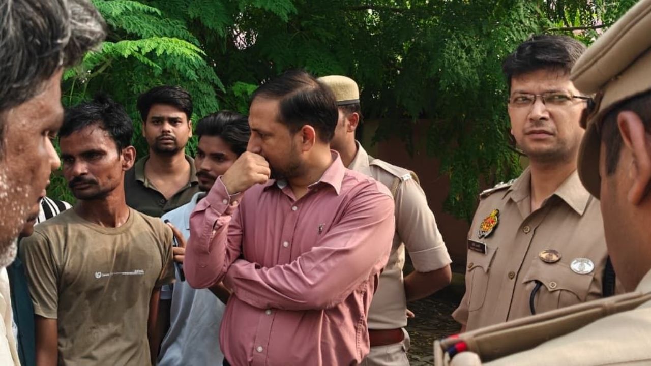 Maharajganj News: पोखरे में डूबे बच्चों के घर पहुंचे DM-SP, 4 लाख सहायता का ऐलान