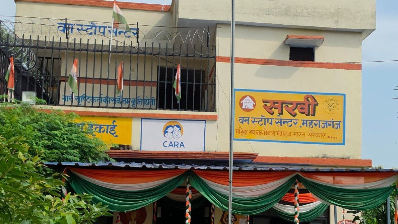 Maharajganj News: वन स्टॉप सेंटर से 17 वर्षीय फरार किशोरी को पुलिस ने दबोचा, दो महिला पुलिसकर्मी निलंबित
