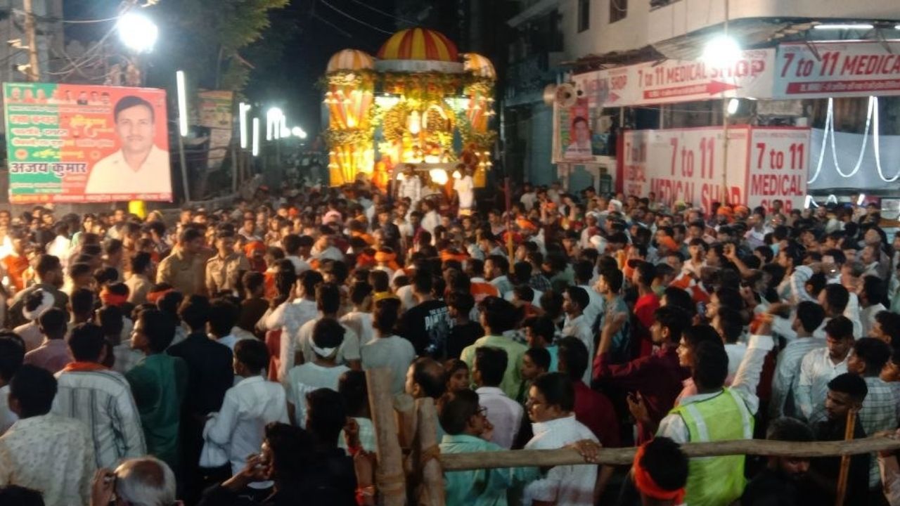 Ballia News: अखाड़ों के युवाओं ने दिखाए रोंगटे खड़े कर देने वाले करतब, देर रात तक झूमते रहे श्रद्धालु