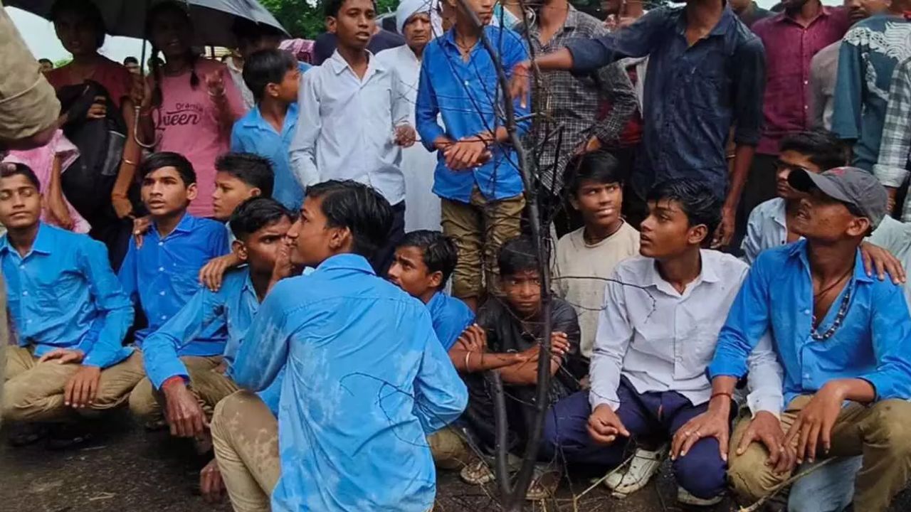 टूटी सड़क ने बच्चों का तोड़ा सब्र, हाईवे पर बैठ गए सैकड़ों छात्र; महोबा पुलिस पर घसीटने का आरोप