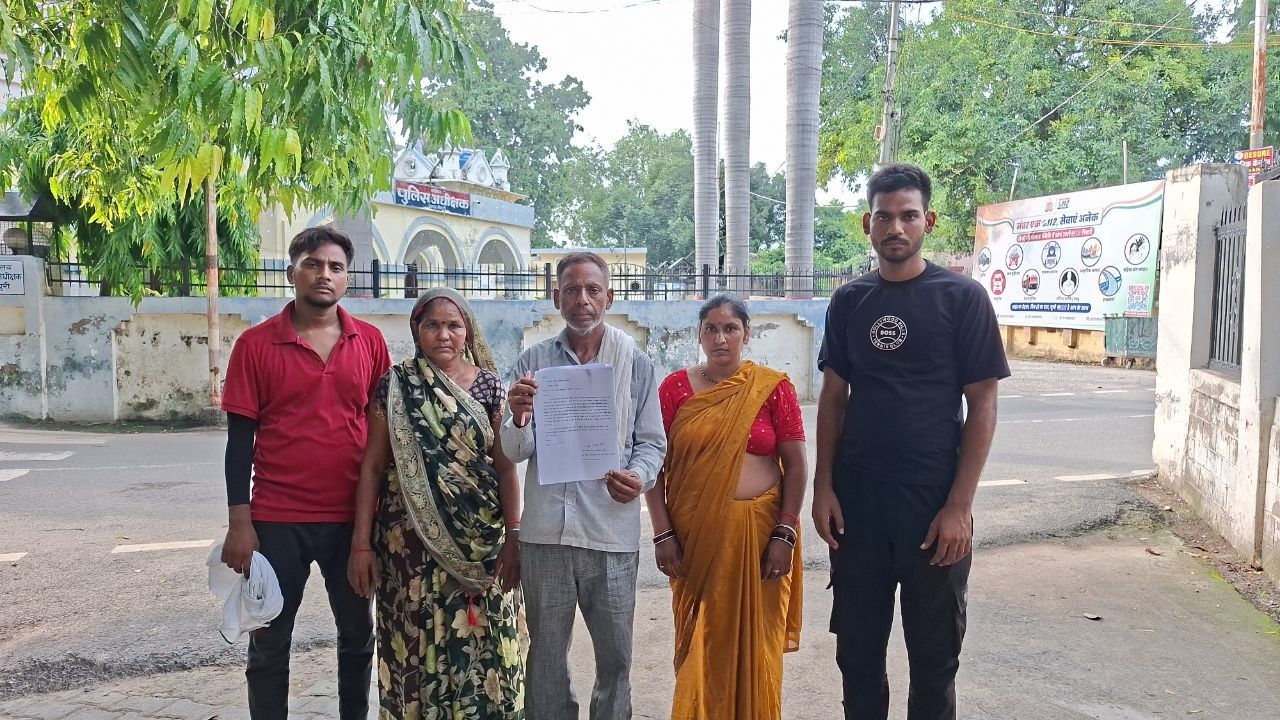 ‘बेटे को झूठे केस में फंसा देंगे’… मैनपुरी में मारपीट और धमकी के बाद SP के पास पहुंचा पिता, लगाए गंभीर आरोप
