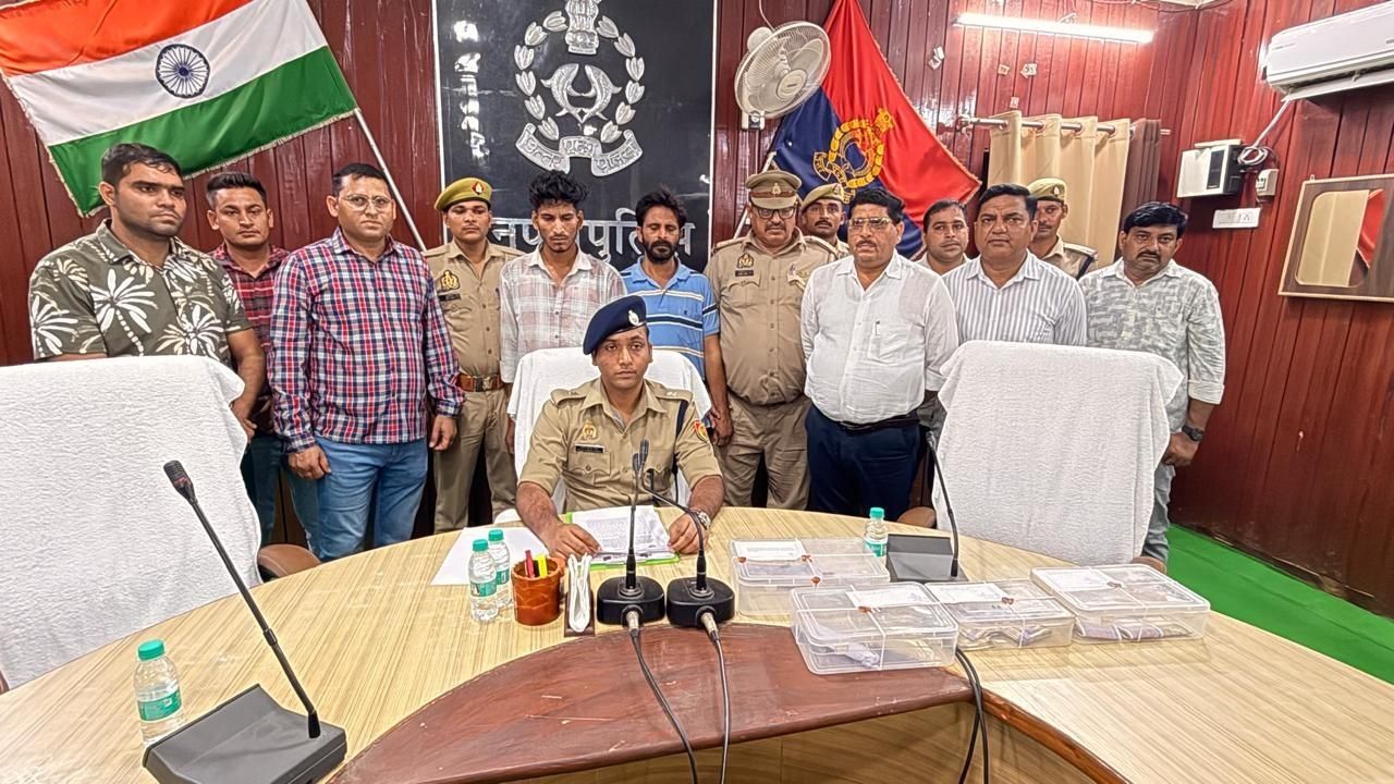 ट्रांसफार्मर खोलकर तेल-कॉयल निकालते थे चोर, पुलिस ने दबोचे दो आरोपी; कार-पिकअप समेत भारी माल बरामद