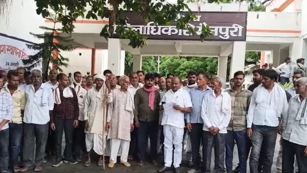 मैनपुरी के किसानों ने डीएम को सौंपा प्रार्थना पत्र, बोले- जमीन गई तो रोजी-रोटी पर हो जाएगा संकट खड़ा