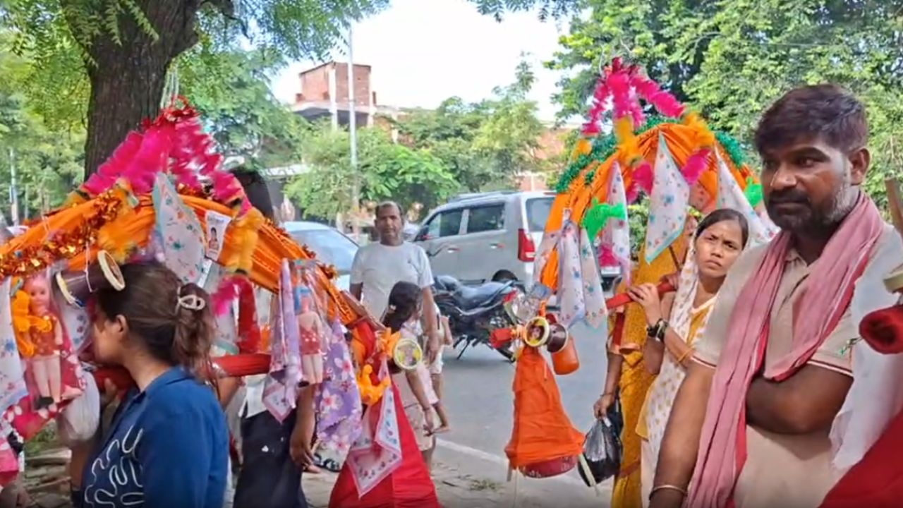 मैनपुरी हर-हर महादेव के जयकारों से गुंजायमान, सावन के पहले सोमवार पर शिवालयों में उमड़ा जनसैलाब