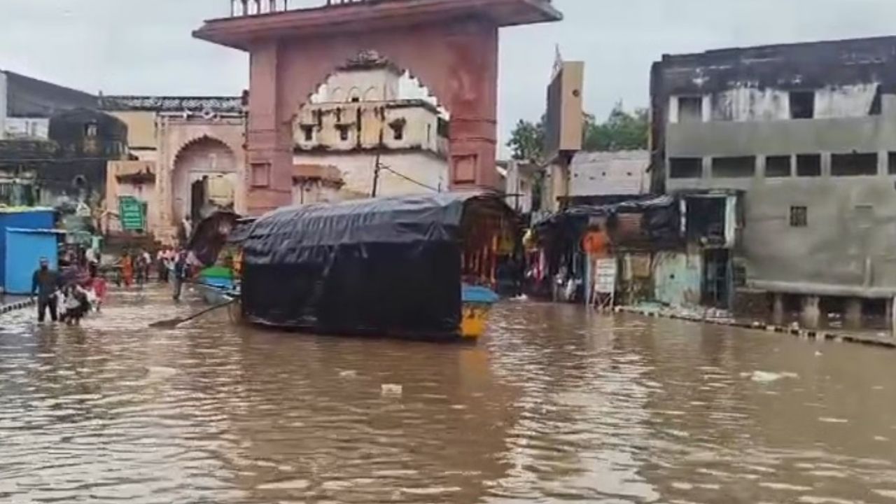 चित्रकूट में मंदाकिनी का रौद्र रूप: यूपी-एमपी का संपर्क कटा, सड़कों पर चल रही हैं नावें