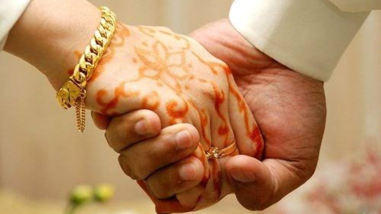 जिस रिश्ते की नींव में ईमानदारी और सच्चा भरोसा न हो, वह लंबे समय तक टिक नहीं पाता। चाणक्य नीति के अनुसार, एक आदर्श पत्नी अपने जीवनसाथी के प्रति पूरी तरह से वफादार होती है। बिना किसी डर या शंका के एक-दूसरे पर भरोसा करने से दांपत्य जीवन में अनबन की गुंजाइश खत्म हो जाती है और प्यार का बंधन दिन-ब-दिन और मजबूत होता जाता है। (Img- Pinterest)