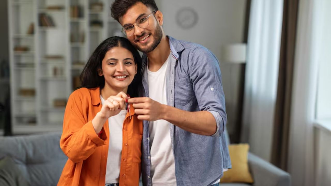 वैवाहिक जीवन में समय-समय पर मतभेद होना स्वाभाविक है, लेकिन हर बात पर उग्र होना या बहस बढ़ाना रिश्ते को खोखला कर देता है। चाणक्य के मुताबिक, जो स्त्री शांत स्वभाव, धैर्य और समझदारी से काम लेती है, वह घर के बड़े से बड़े गृह-क्लेश को चुटकी में टाल देती है। उसका यह संयमित व्यवहार पूरे घर के माहौल को हमेशा शांतिपूर्ण बनाए रखता है। (Img- Pinterest)