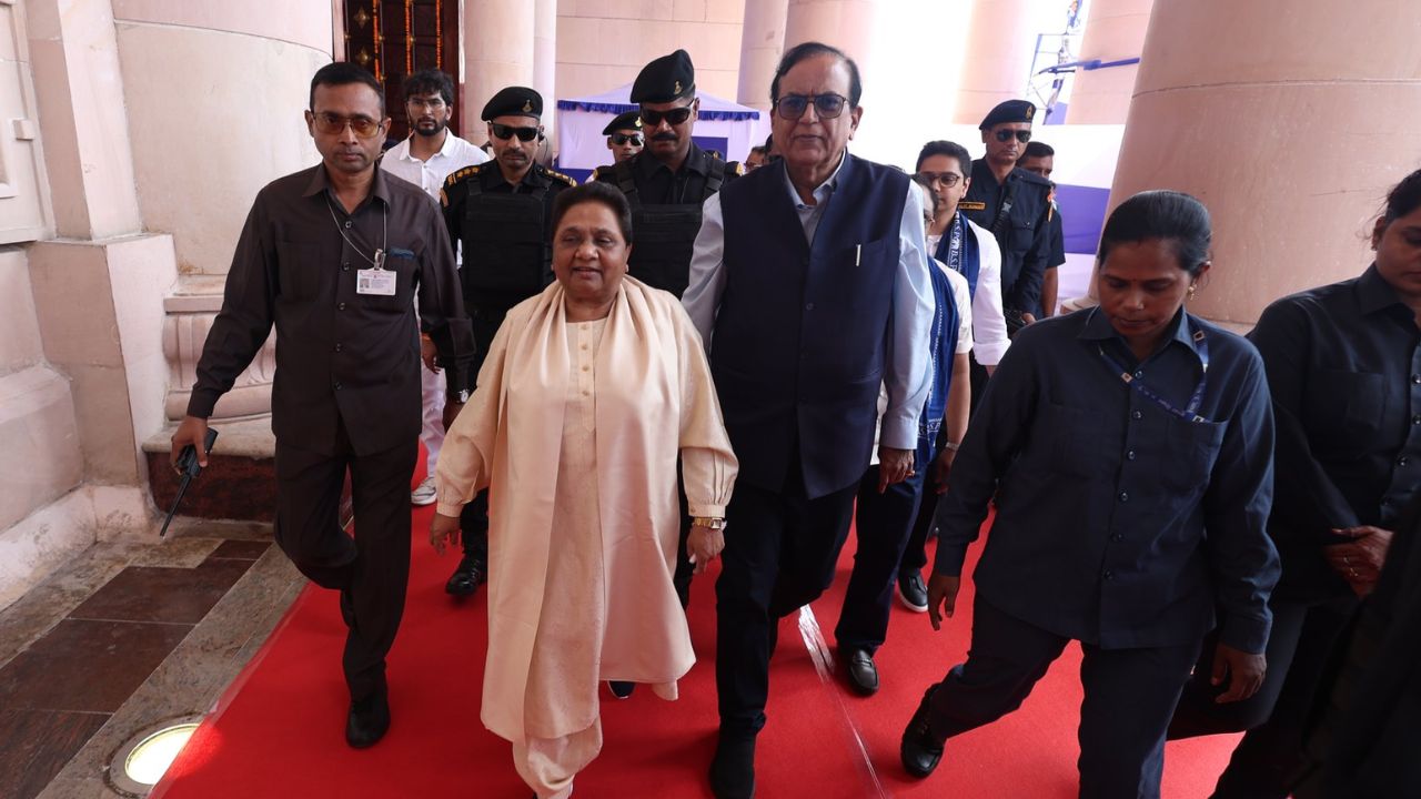 UP Assembly Poll: बसपा प्रमुख मायावती का बड़ा फैसला, सतीश मिश्रा को सौंपी यूपी चुनाव की कमान