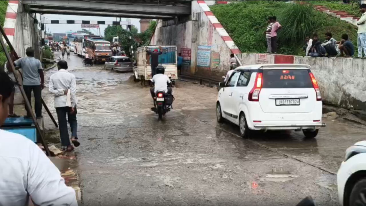 बरसो रे मेघा-मेघा… बारिश होते ही खुल गई विकास की पोल, मिर्जापुर में सड़क पर ऐसा हाल कि लग गया जाम
