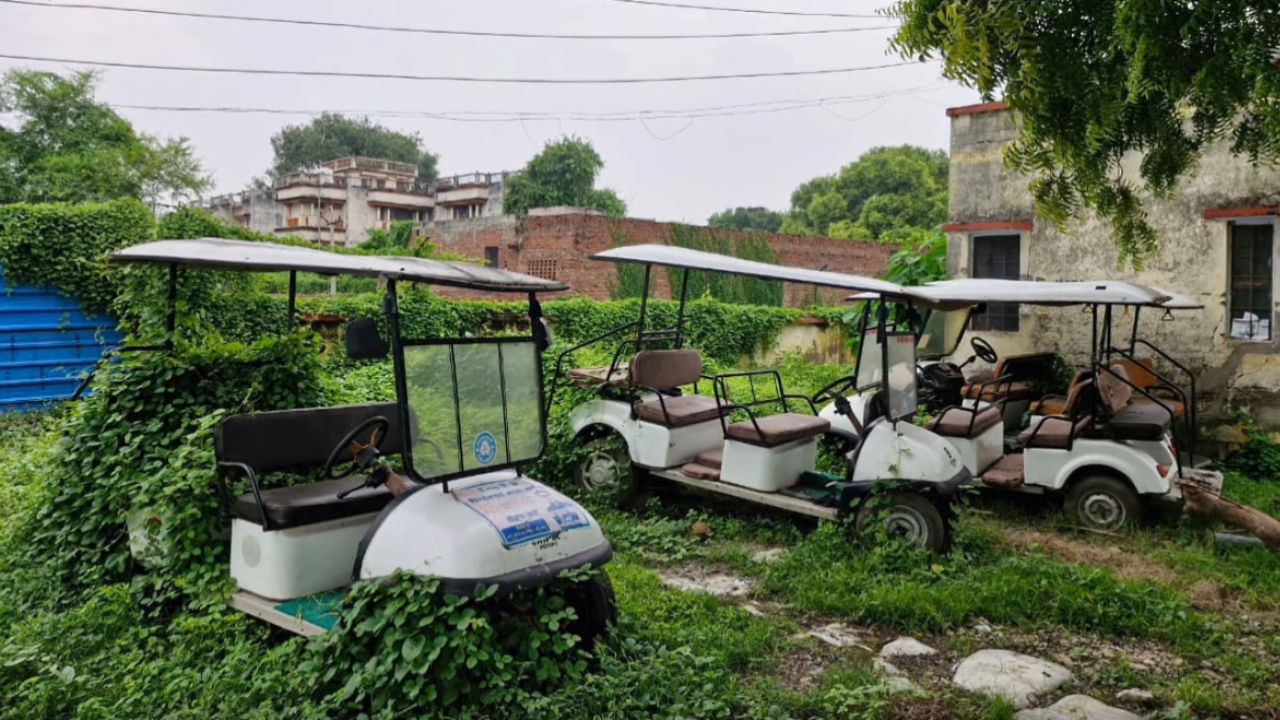 जिस गाड़ी पर लिखा था ‘दिव्यांगों के लिए निःशुल्क’, वही अब झाड़ियों में सड़ रही! विंध्याचल में लाखों के संसाधनों का ये हाल क्यों?