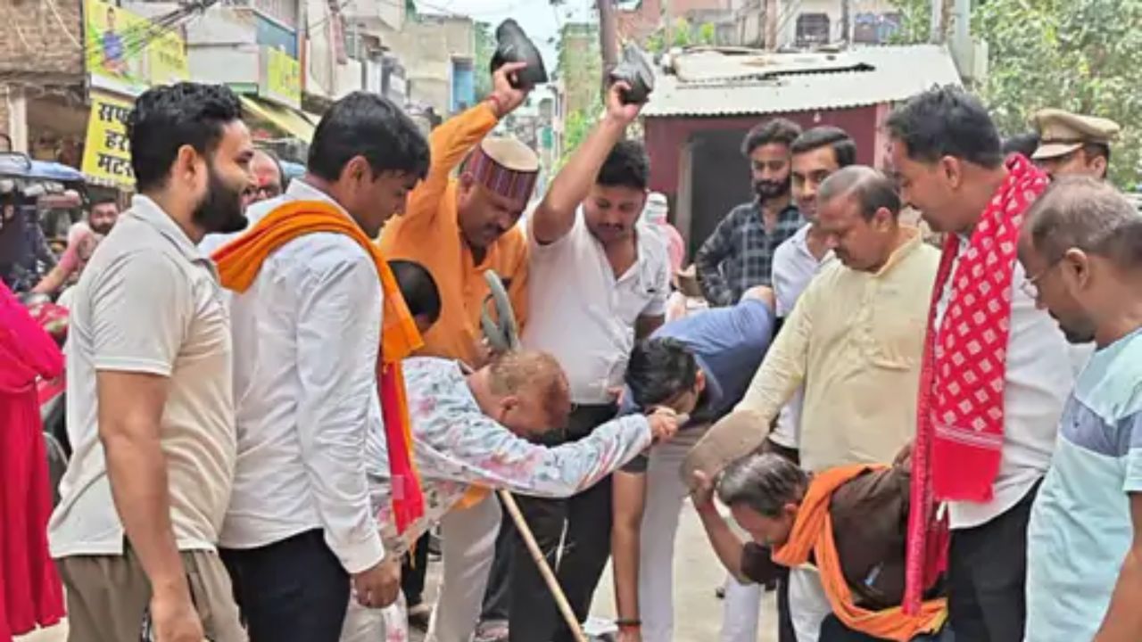 मिर्जापुर में पप्पू यादव के खिलाफ भाजपा का प्रदर्शन, पुतला दहन से पहले पुलिस ने संभाला मोर्चा