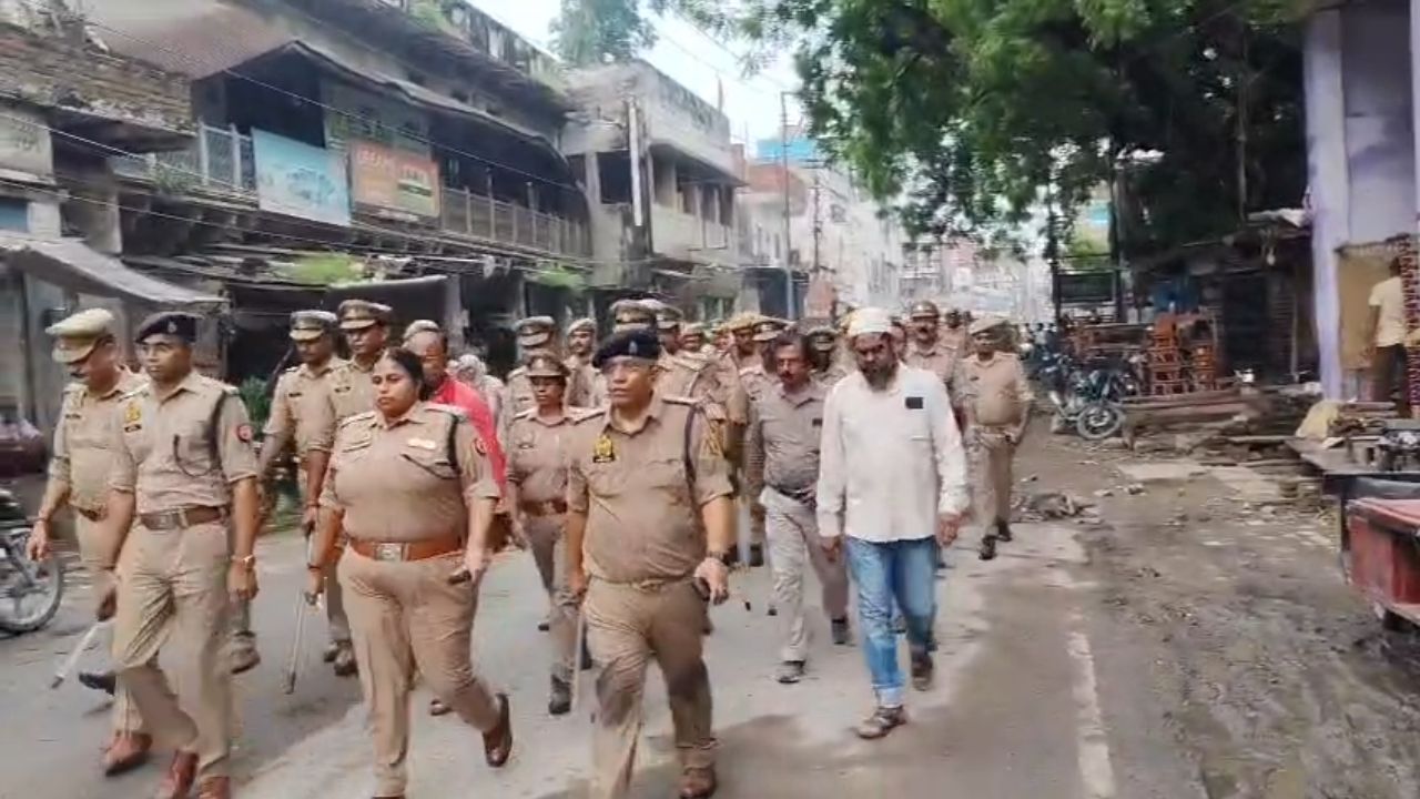 Security Alert: त्योहारों पर मिर्जापुर में परिंदा भी नहीं मार पाएगा पर! SP अपर्णा रजत कौशिक का फ्लैग मार्च, ड्रोन से होगी निगहबानी