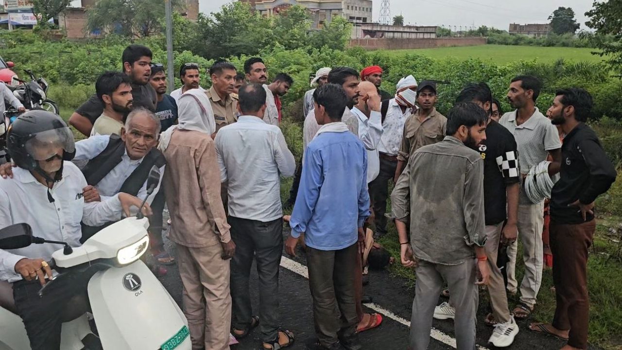 ‘सड़क पर बिखरा खून और कांपती सांसें…’ झांसी में दर्दनाक हादसे के बाद कार चालक ने बचाई जिंदगी