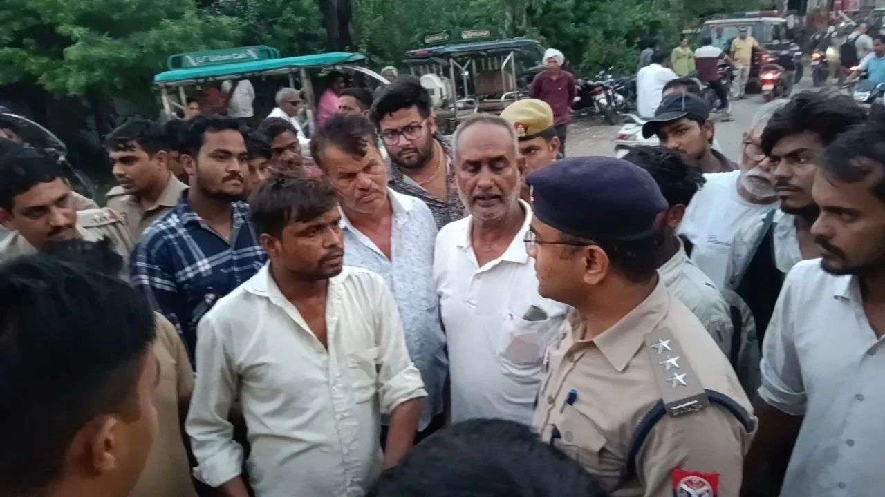 हाईटेंशन तार ने छीनी कर्मचारी की जिंदगी, गुस्साए परिजनों ने शव रखकर लगाया जाम