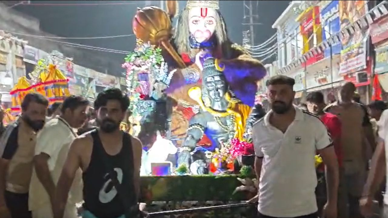 बाबा के पीछे ‘प्रहरी’ बने बजरंगबली, मुज़फ्फरनगर के शिव चौक पर पहुंची भव्य झांकी कांवड़, दर्शन को उमड़ी भीड़