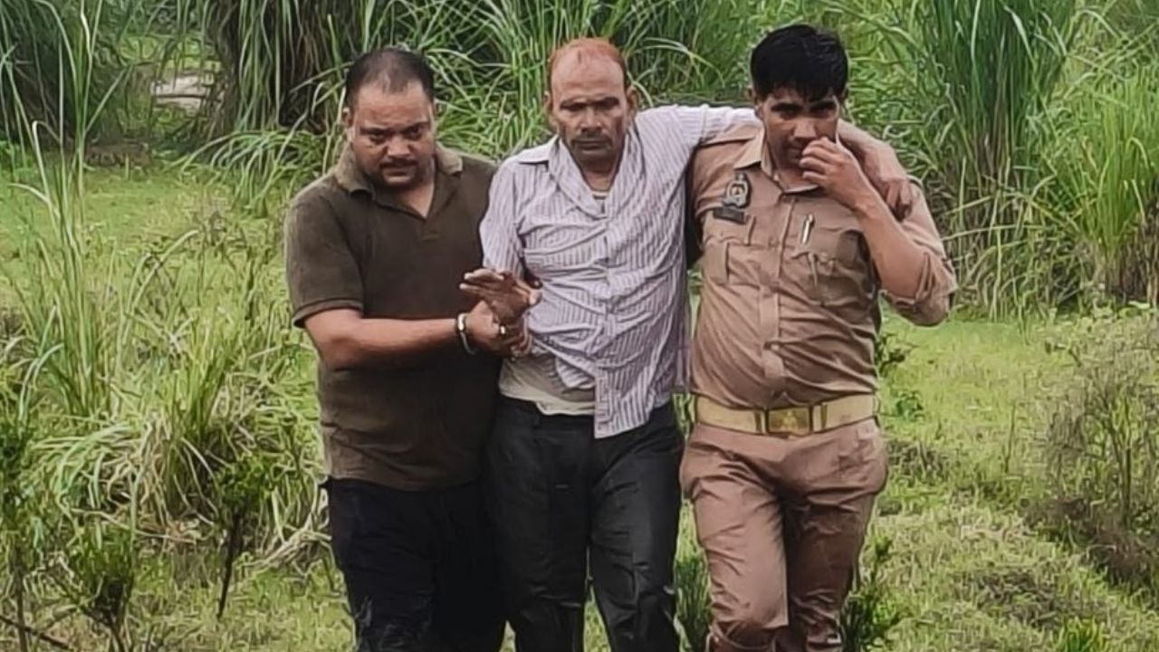 3 KM तक गंगा में बहता रहा 50 साल का शख्स, सिपाही ने जान की बाजी लगाकर ऐसे बचाई जिंदगी; VIDEO वायरल