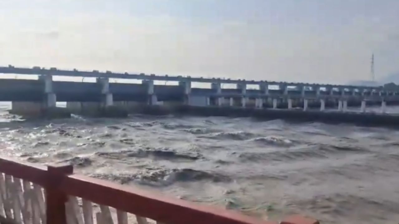 सरहद पार जल-प्रलय का खौफनाक मंजर: पवित्र गोसाईं कुंड से नारायणी तक महाविनाश, भारत के तटों पर तैरते मिले शव