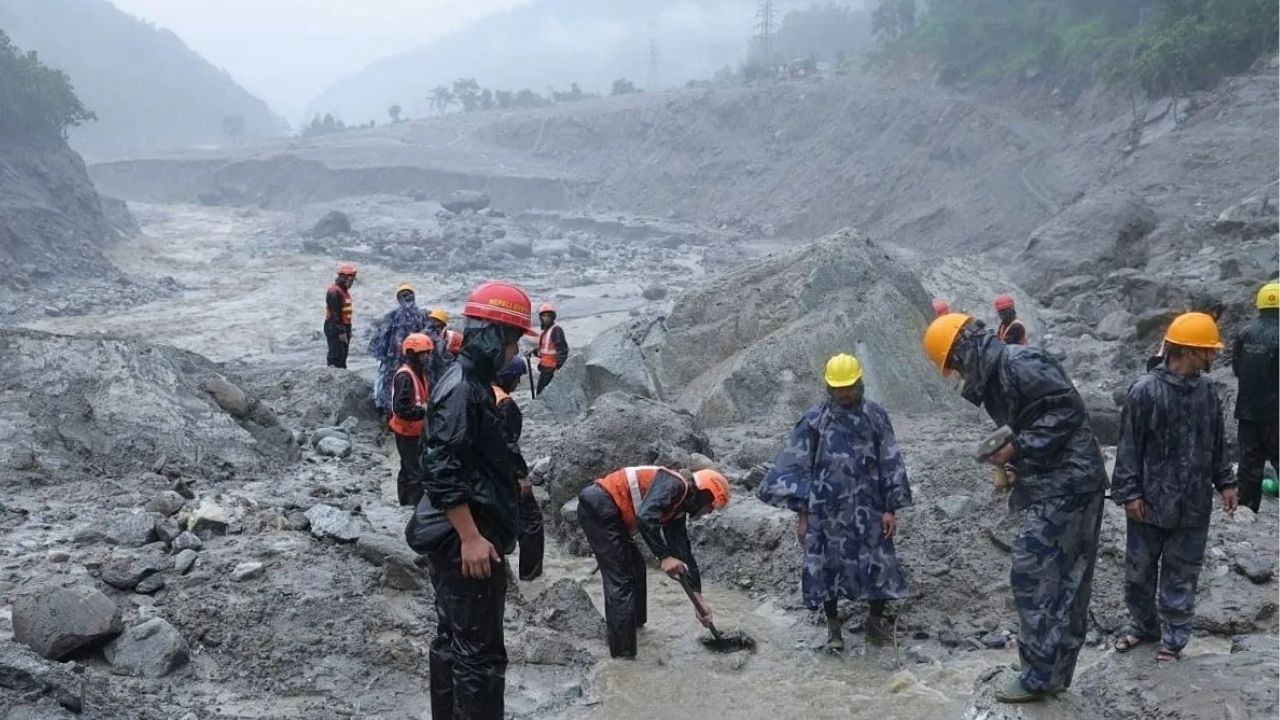 Nepal Update: 6 हाइड्रो प्रोजेक्ट्स में फंसे 500 लोग, सेना और NAPF चला रहे युद्धस्तर पर रेस्क्यू ऑपरेशन