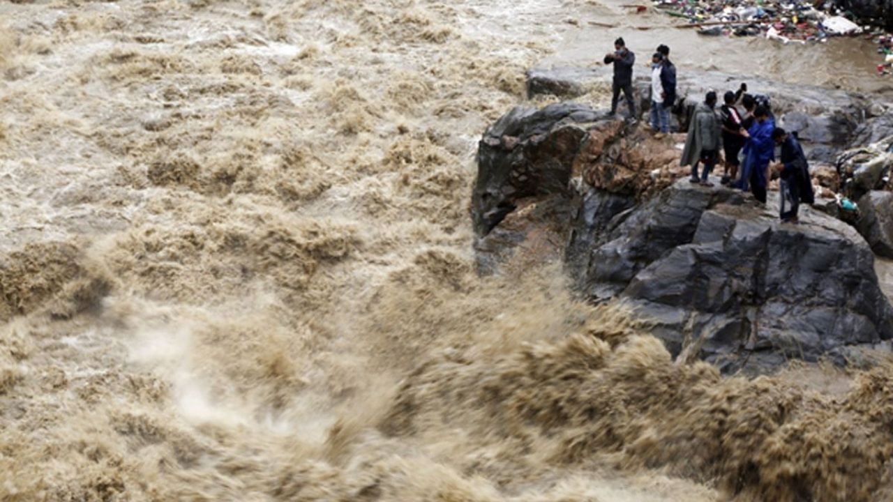 Nepal Flood: ग्लेशियर गिरा, फिर 100 KM तक दौड़ा सैलाब; तबाही की वो कहानी जिसने नेपाल से बिहार तक मचा दी हलचल