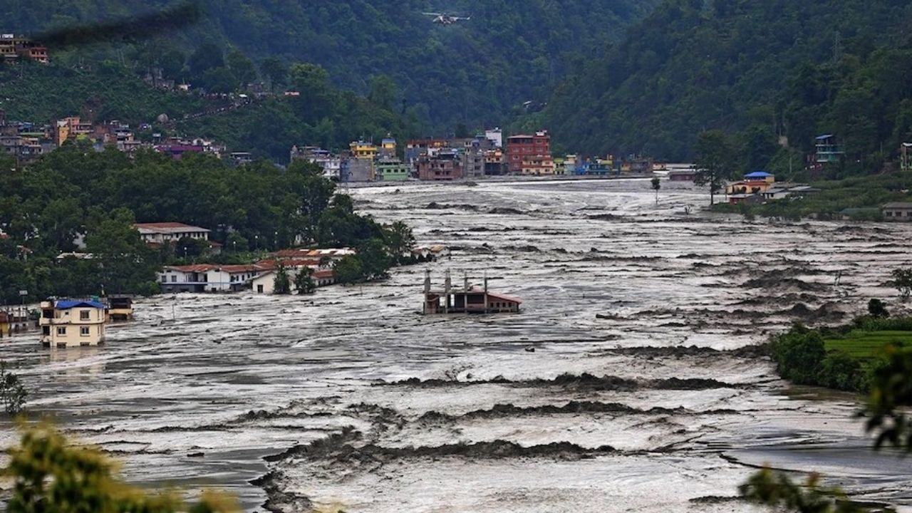 Nepal Glacier Lake Overflow: नेपाल में फिर अनहोनी का डर; ग्लेशियर टूटने से बनी झील फटने का बढ़ा खतरा