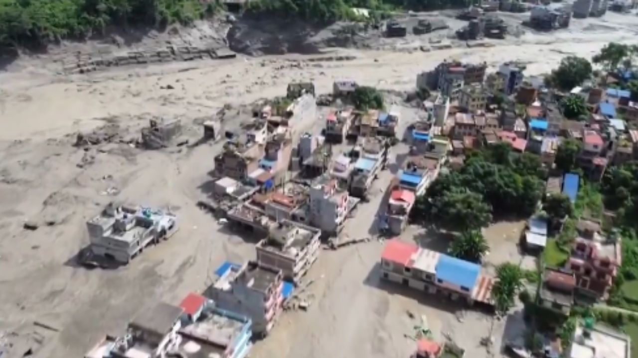 Nepal Flood: 903 मौतें, 4200 लापता और मलबे का तांडव! नेपाल में छठे दिन भी जारी है जिंदगी की तलाश