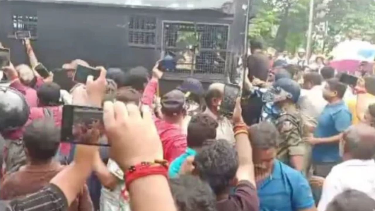 RG Kar Hospital Case: गिरफ्तार पूर्व टीएमसी विधायक पर थाने के बाहर हमला, भीड़ ने की मारपीट