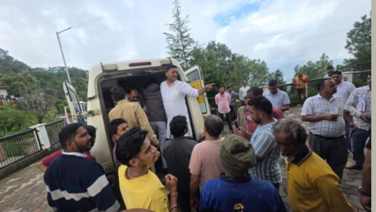 नैनीताल में बड़ा हादसा: कृषि विभाग का कैंटर खाई में गिरा, ड्राइवर की ऑन द स्पॉट मौत, 3 लोग लड़ रहे मौत-जिंदगी से जंग
