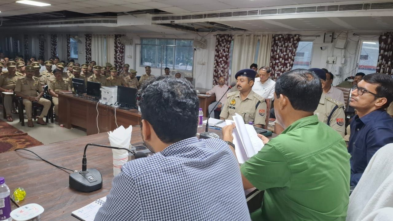 Deoria Peace Committee Update: त्योहारों पर देवरिया में ‘जीरो टॉलरेंस’ नीति! DM मधुसूदन हुल्गी का सख्त निर्देश