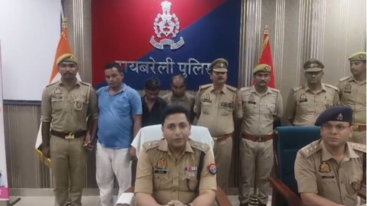 रात के अंधेरे में बंट रहा था चोरी का माल, पुलिस की घेराबंदी देख दागीं गोलियाँ; जवाबी कार्रवाई में लंगड़े हुए दो शातिर