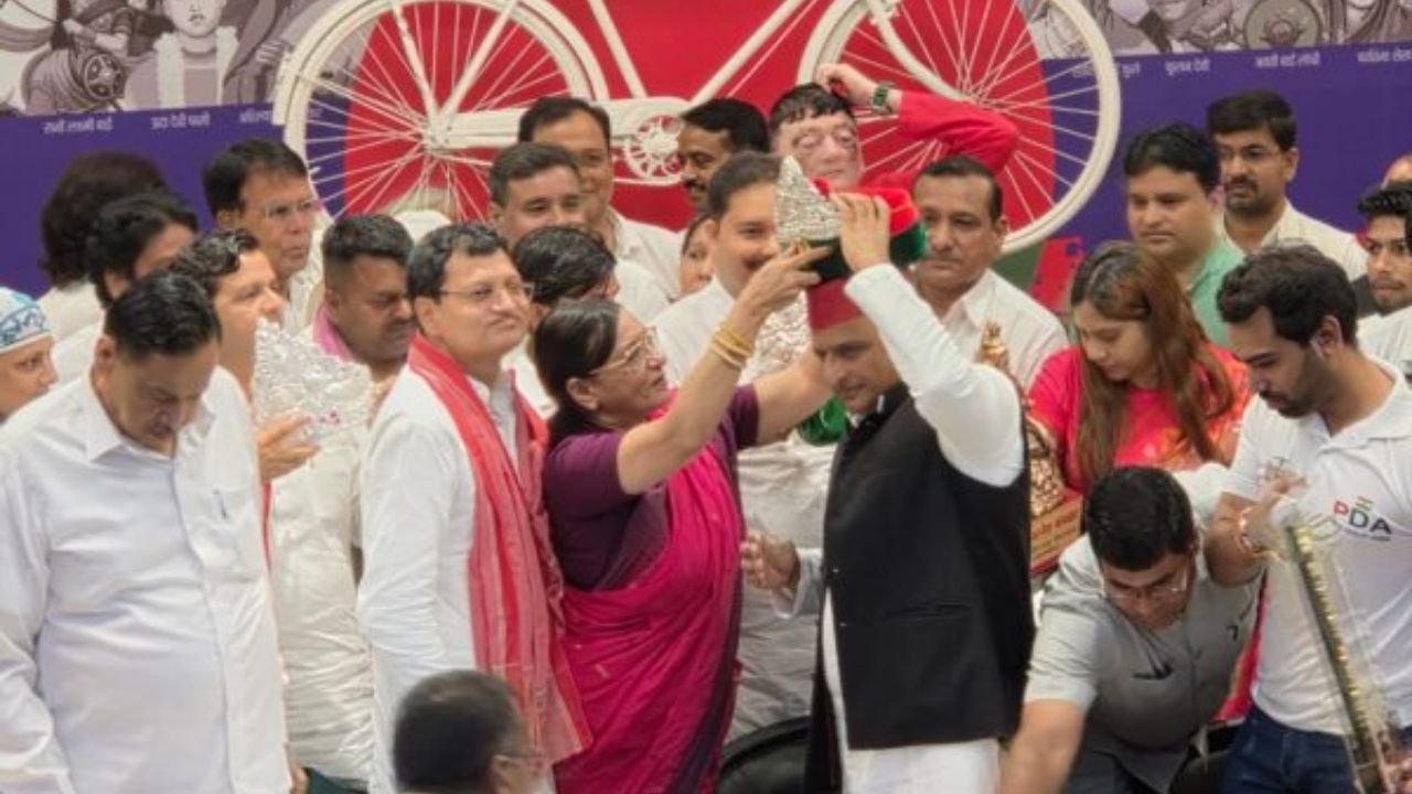 ‘अखिलेश’ का नाम, ‘साइकिल’ का साथ; पूनम सिंह की अचानक एंट्री के पीछे किसका ‘मास्टरप्लान’?