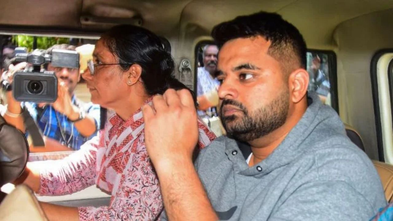 रेप के दोषी प्रज्वल रेवन्ना की जेल में नई गंदी हरकत, फोन से 90 अश्लील वीडियो मिलते ही मचा बड़ा बवाल; पोर्न एडिक्शन का दावा