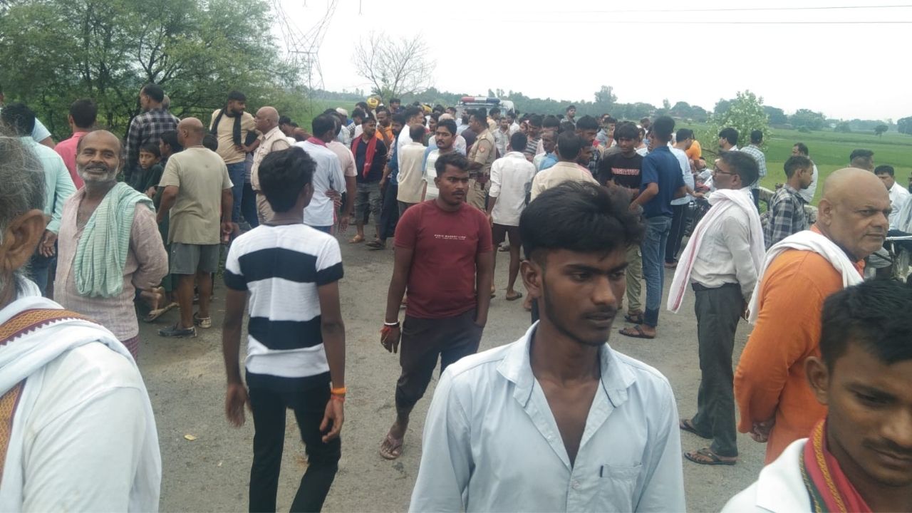 Prayagraj News: कजरी की खुशियां अचानक चीख-पुकार में बदलीं… एक सहेली को बचाने नदी में उतरीं किशोरियां, दो अब भी लापता