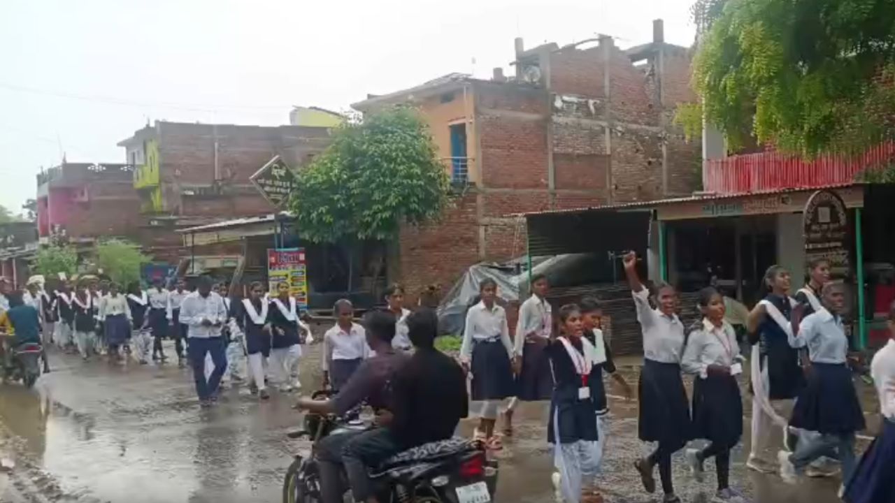 ‘कॉलेज की जमीन वापस दिलाओ’… प्रयागराज में छात्राओं ने सड़क पर किया प्रदर्शन