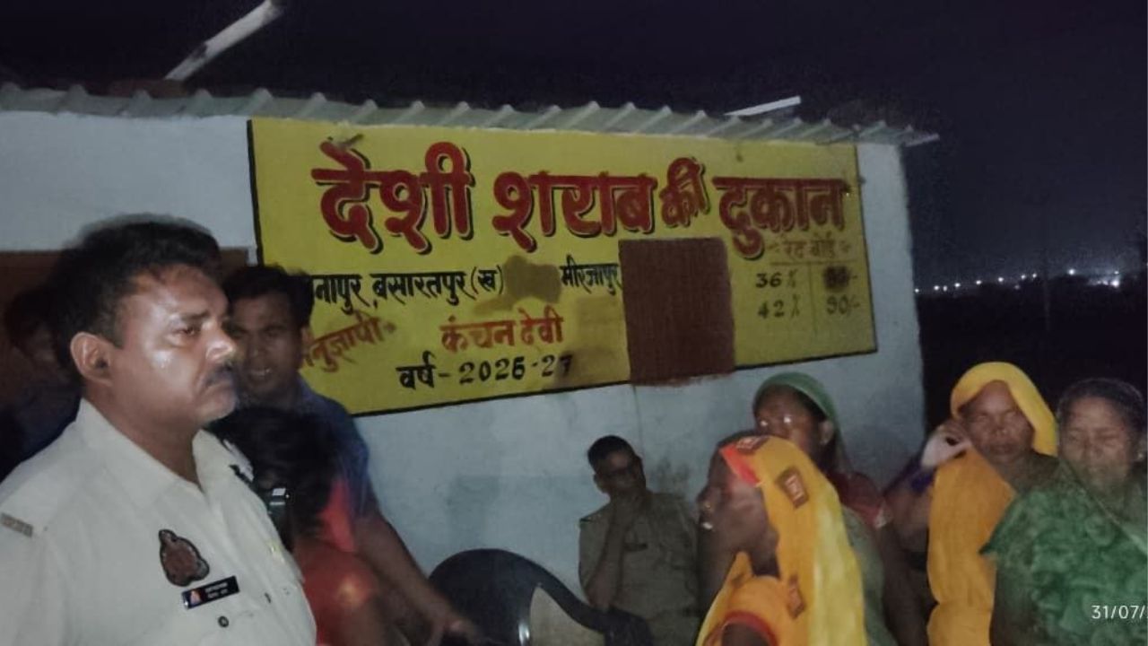 ‘किसी भी कीमत पर हटना चाहिए ठेका’, मिर्जापुर में देशी शराब ठेके पर बवाल, दुकान खुलने के बाद सड़कों पर उतरी मिहलाएं