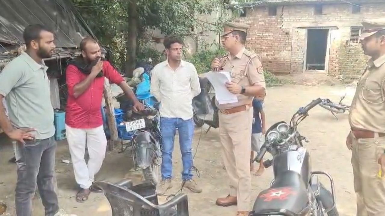 ‘ढोल-नगाड़ों के साथ पहुंची पुलिस, घर पर चिपकाया नोटिस’ महाराजगंज में फरार दुष्कर्म आरोपी पर बड़ा एक्शन