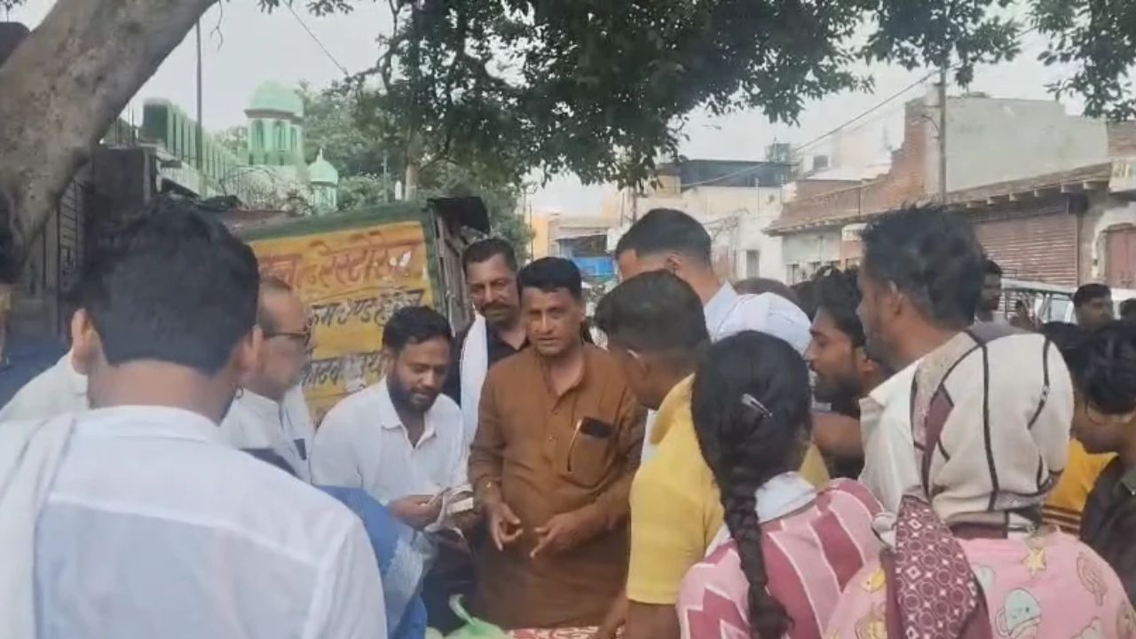 हाथरस में मची चीनी लेने की होड़, जानिए क्यों बाजार भाव से आधी कीमत पर बिकने लगी शक्कर