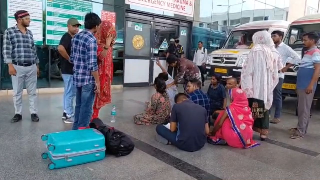 मेडिकल के नाम पर मौत: अस्पताल की चौखट पर टूटीं मां की सांसें, गेट के बाहर बेटी का छलका दर्द